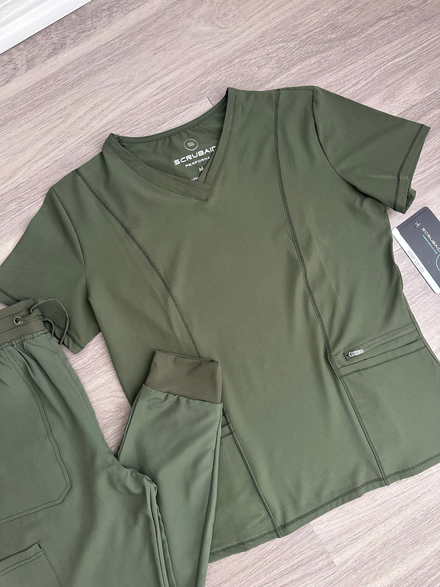 Scrubaid Jogger Set 13002 – Comodidad, Funcionalidad y Estilo Profesional