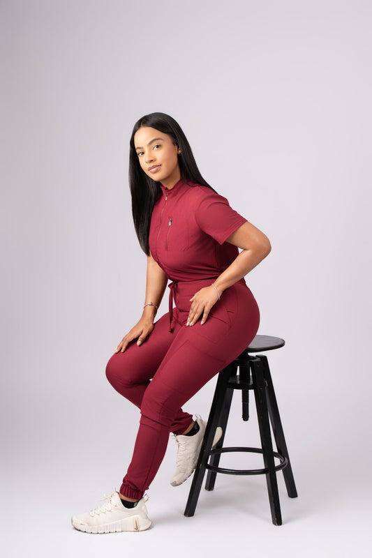 EliteMed Performance Jumpsuit 1823 – Comodidad, Funcionalidad y Estilo Profesional