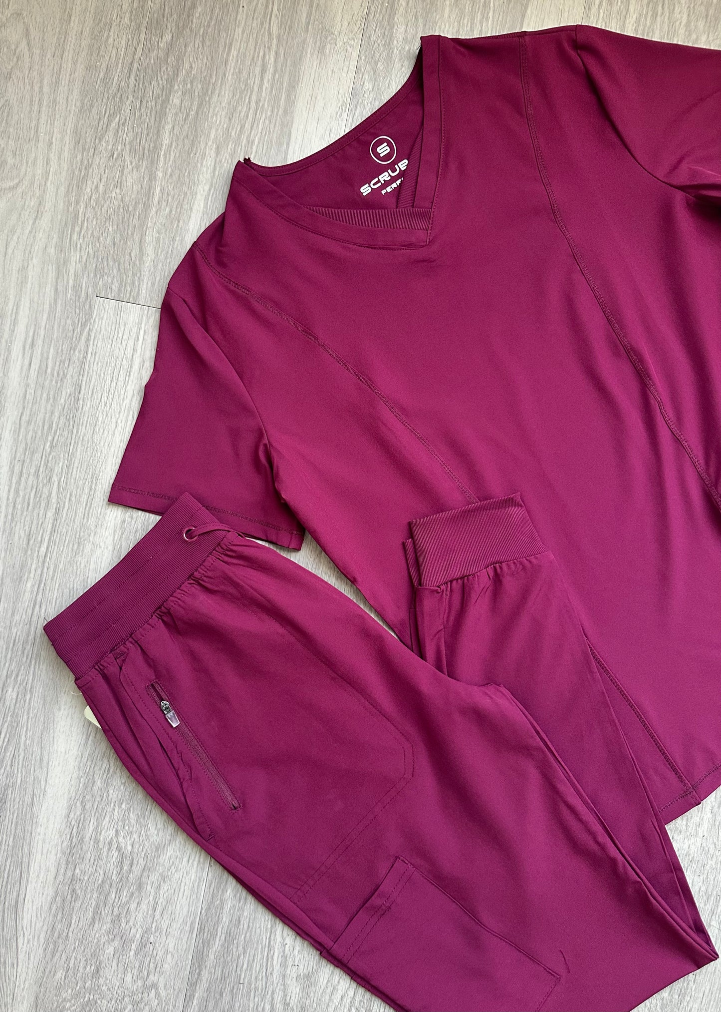 Scrubaid Jogger Set 13002 – Comodidad, Funcionalidad y Estilo Profesional